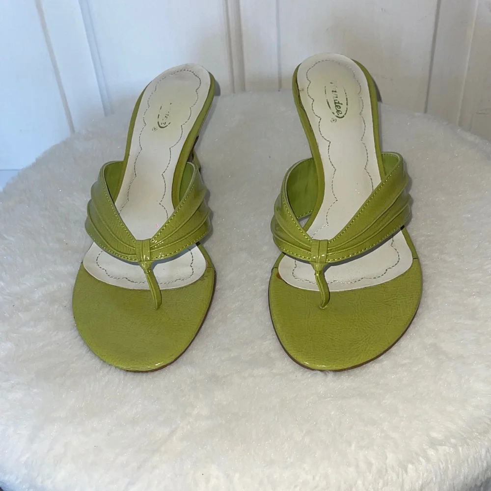Mandee Clogs Lime Green Women's Sandals - Picture 1 of 6